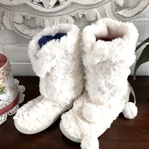 FUZZY BOOTY SLIPPERS